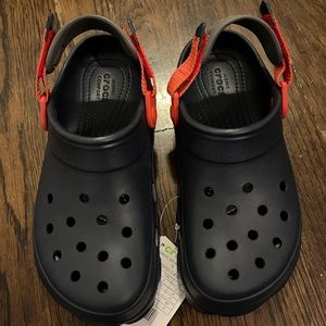 NWT kids navy Crocs, size 6